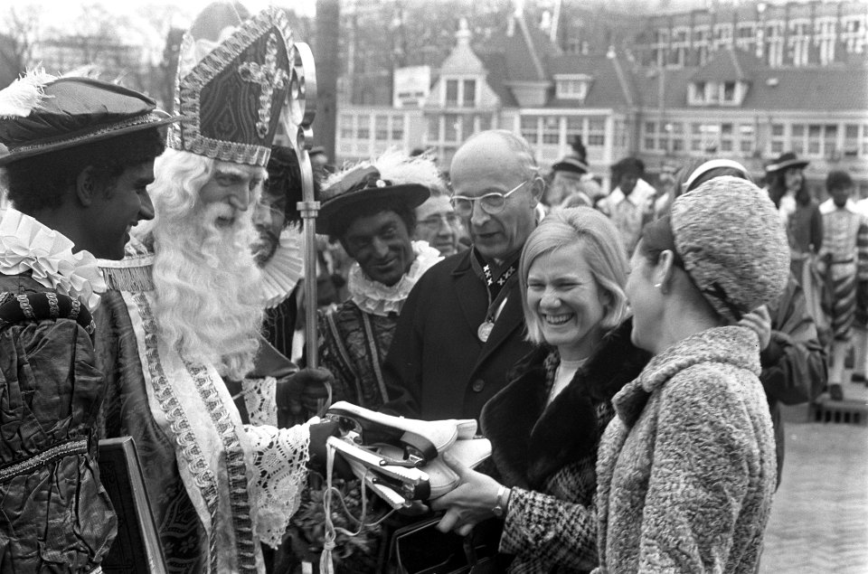 Sint Nicolaas optocht Amsterdam. Joan Haanappel (rechts) en Sjoukje Dijkstra kre, Bestanddeelnr 922-9747