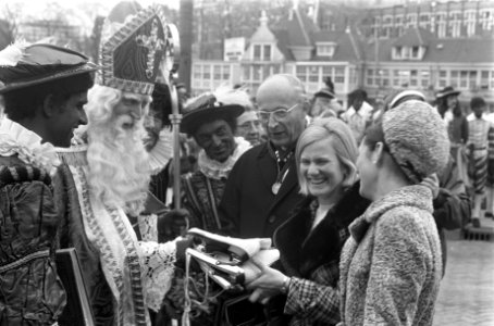 Sint Nicolaas optocht Amsterdam. Joan Haanappel (rechts) en Sjoukje Dijkstra kre, Bestanddeelnr 922-9747