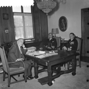 Sir Manley L Power bezoekt min S J Van der Bergh, Bestanddeelnr 910-4966