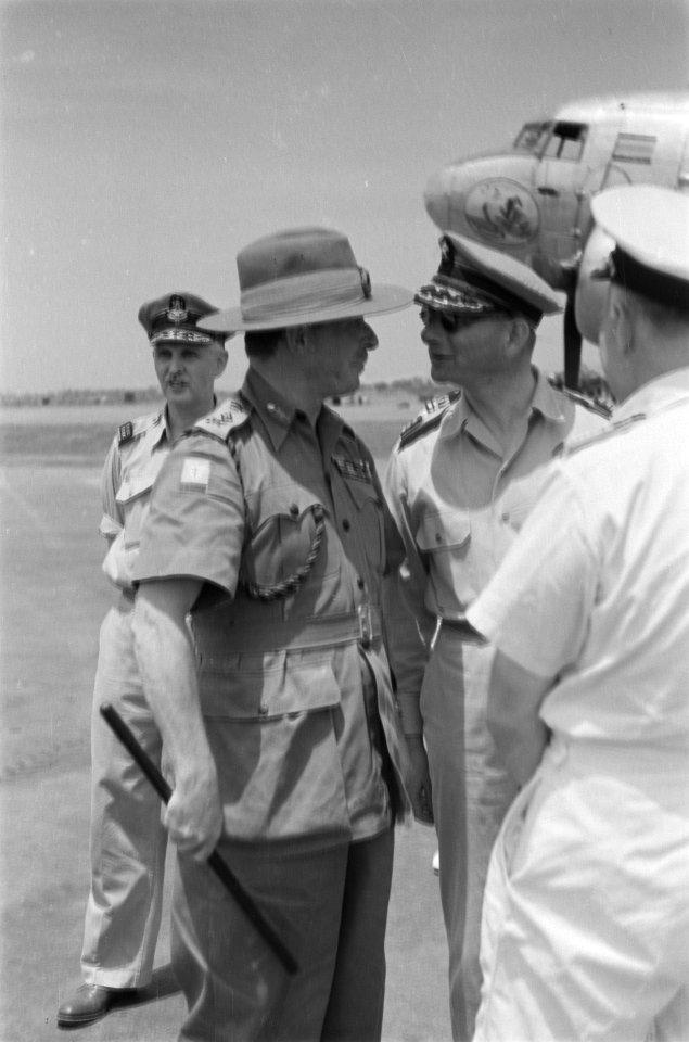 Sir Montague Stopford in gesprek met Legercommandant generaal Spoor. Links gener, Bestanddeelnr 84-1-11