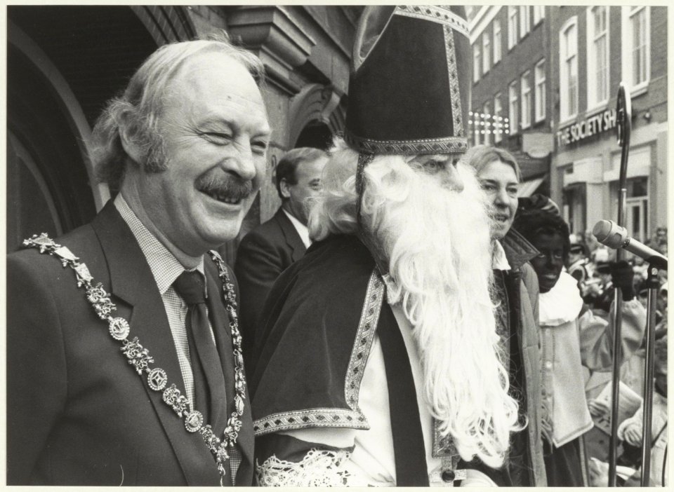 Sinterklaas en locoburgemeester Ab van Schooten bij het stadhuis. NL-HlmNHA 54025980