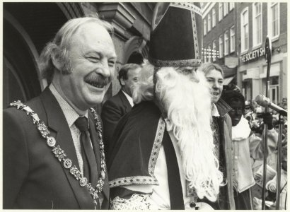 Sinterklaas en locoburgemeester Ab van Schooten bij het stadhuis. NL-HlmNHA 54025980