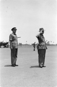 Sir Montague Stopford salueert. Achter hem generaal Mansergh, Bestanddeelnr 84-2-1