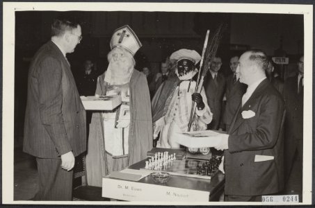 Sinterklaas en Zwarte Piet brengen een bezoek aan het internationaal schaaktoern, Bestanddeelnr 056-0244
