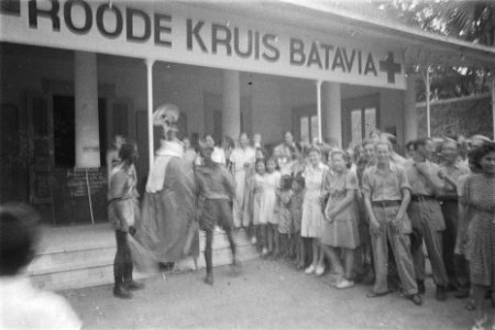 Sinterklaas en Zwarte Pieten bezoeken het Rode Kruis Ziekenhuis te Batavia, Bestanddeelnr 113-3-2