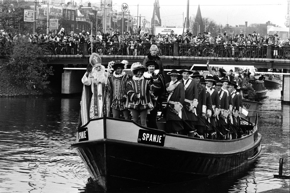 Sinterklaas met zijn gevolg op de boot bij de Prins Hendrikkade, Bestanddeelnr 932-3984