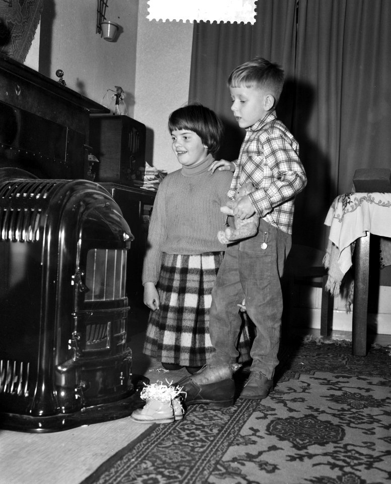 Sinterklaas schoentje zetten bij kachel, Bestanddeelnr 910-8552