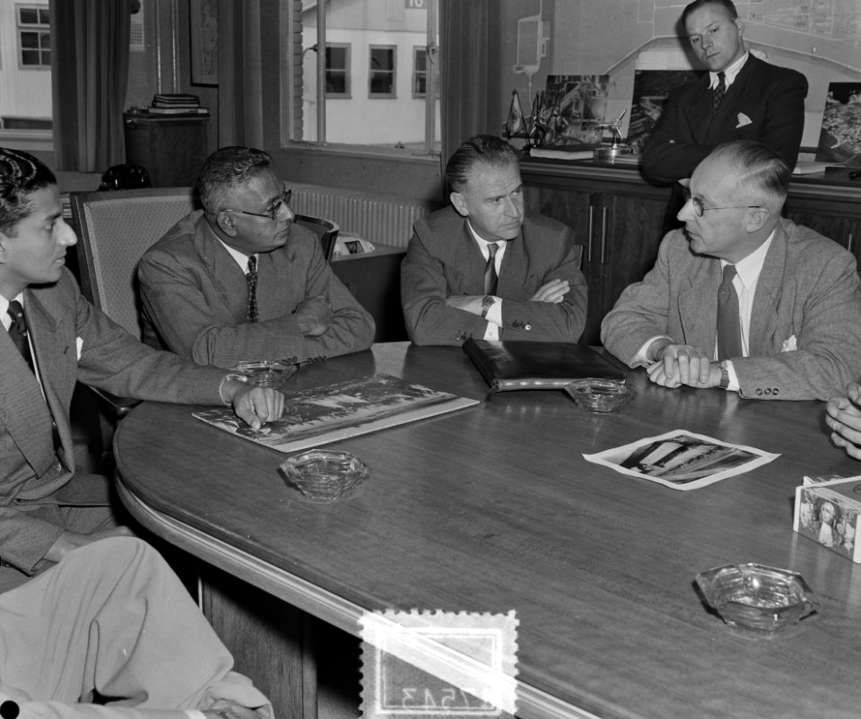 Sir Kotalawala, Minister van Verkeer (Ceylon) op Schiphol, Bestanddeelnr 904-7543