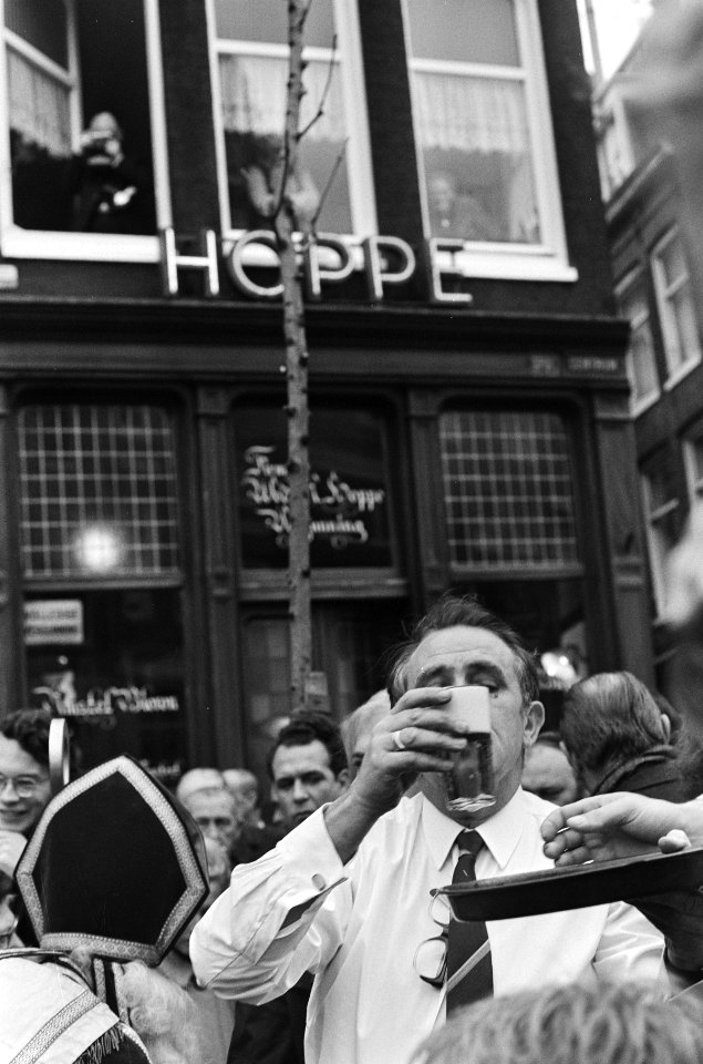 Sinterklaas tapt miljoenste glas bier bij Cafe Hoppe , Amsterdam, Bestanddeelnr 924-0577