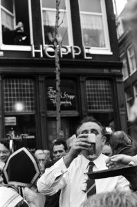 Sinterklaas tapt miljoenste glas bier bij Cafe Hoppe , Amsterdam, Bestanddeelnr 924-0577
