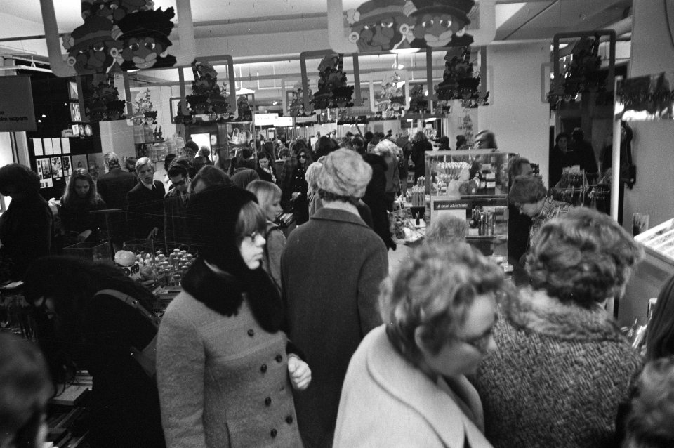 Sinterklaasdrukte in winkels Amsterdam, Bestanddeelnr 925-1941