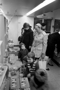 Sinterklaasdrukte in winkels Amsterdam, Bestanddeelnr 925-1944