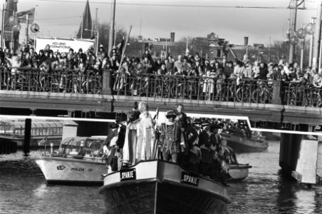 Sinterklaas met zijn gevolg op de boot, op de achtergrond de brug naar het Centr, Bestanddeelnr 931-8017