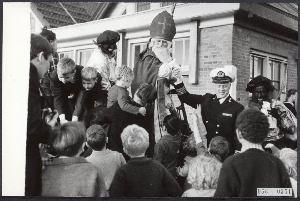 Sinterklaasfeesten, marine, kinderen, weeshuizen, kleuters, sint nicolaas, Sinte, Bestanddeelnr 056-0351