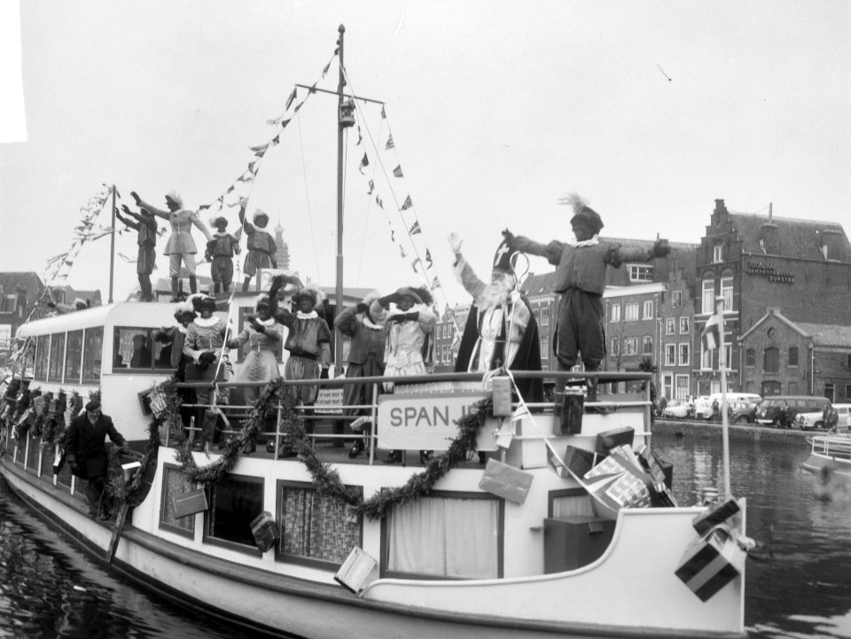 Sinterklaas en de Zwarte Pieten zwaaiend vanaf de boot, Bestanddeelnr 918-4601