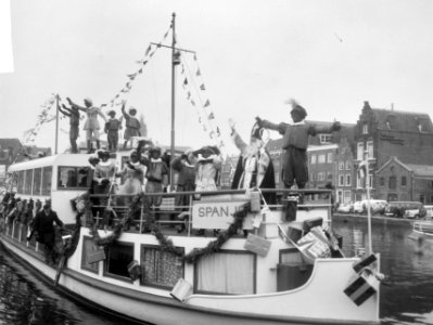 Sinterklaas en de Zwarte Pieten zwaaiend vanaf de boot, Bestanddeelnr 918-4601