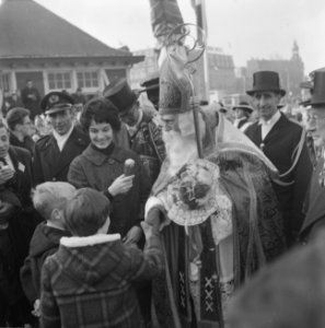 Sinterklaas-intocht in Amsterdam. Televisiepresentatrice Mies Bouwman met de Sin, Bestanddeelnr 914-5188
