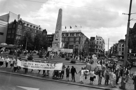 Sirene-actie tegen kernwapens op de Dam in Amsterdam in teken volkspetitionnemen, Bestanddeelnr 933-4110