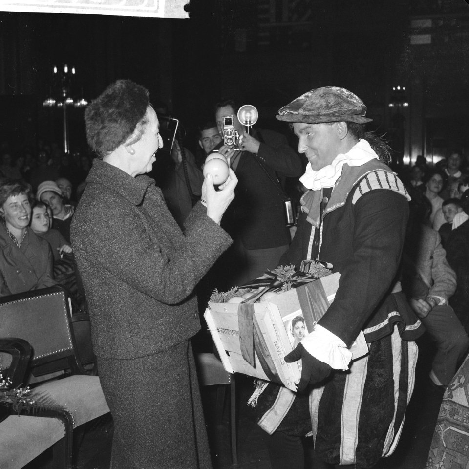 Sinterklaas in Rotterdam (met burgemeester van Walsum ). Mevrouw van Walsum krij, Bestanddeelnr 913-1899