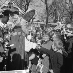 Sinterklaas in Rotterdam Op de Parkkade wordt Sinterklaas begroet door de kinde, Bestanddeelnr 915-7465
