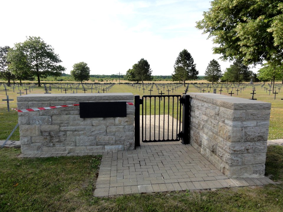 Sissonne (Aisne) Cimetière militaire allemand (02)