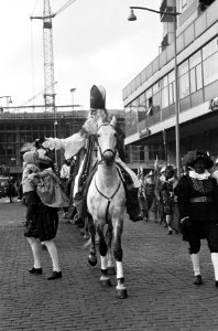 Sinterklaas in Rotterdam Op de Parkkade wordt Sinterklaas begroet door de kinde, Bestanddeelnr 915-7468