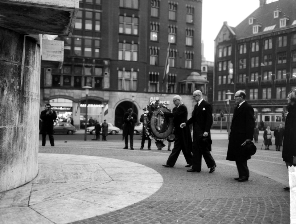 Sir Winston Churchill herdacht bij het Nationaal Monument de Dam, v.l.n.r. wetho, Bestanddeelnr 917-3882