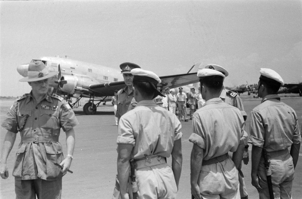 Sir Montague Stopford inspecteert de erewacht op vliegveld Kemajoran, Bestanddeelnr 84-1-9