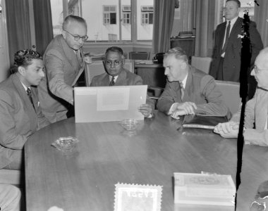 Sir Kotalawala, Minister van Verkeer (Ceylon) op Schiphol, Bestanddeelnr 904-7541