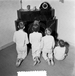 Sinterklaasopnamen. kinderen voor kachel zingen sinterklaasliedjes, Bestanddeelnr 906-1498