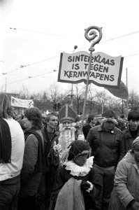 Sinterklaas demonstreert met spandoek Sinterklaas is tegen kernwapens, Bestanddeelnr 931-8176