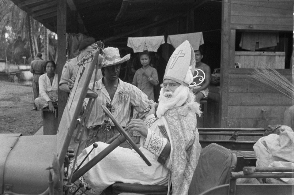Sinterklaasviering. Sinterklaas in een jeep, Bestanddeelnr 451-2-2
