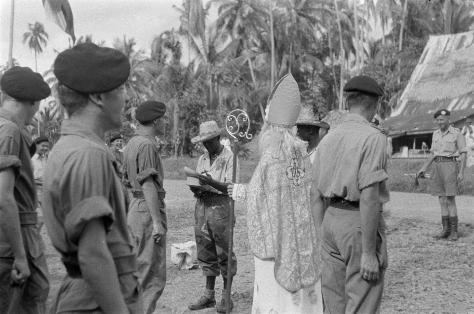 Sinterklaasviering Sinterklaas en Zwarte Piet bij een cavalerie-eenheid, Bestanddeelnr 451-6-4