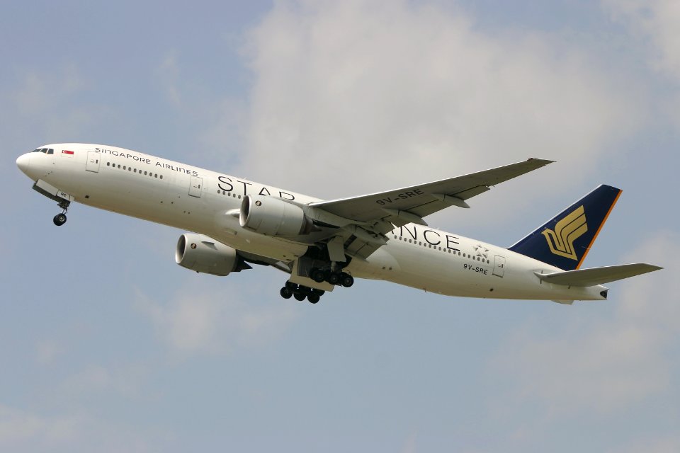 SingaporeAirlines B777-200 fukuoka 20050429104236