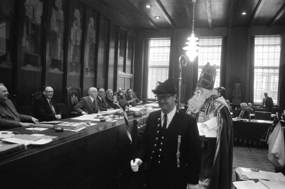 Sint Nicolaas staat tegenover de tafel van het college van burgemeester en wetho, Bestanddeelnr 926-8702