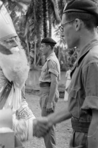 Sinterklaasviering. Sinterklaas en Zwarte Piet bij een cavalerie-eenheid, Bestanddeelnr 451-6-5