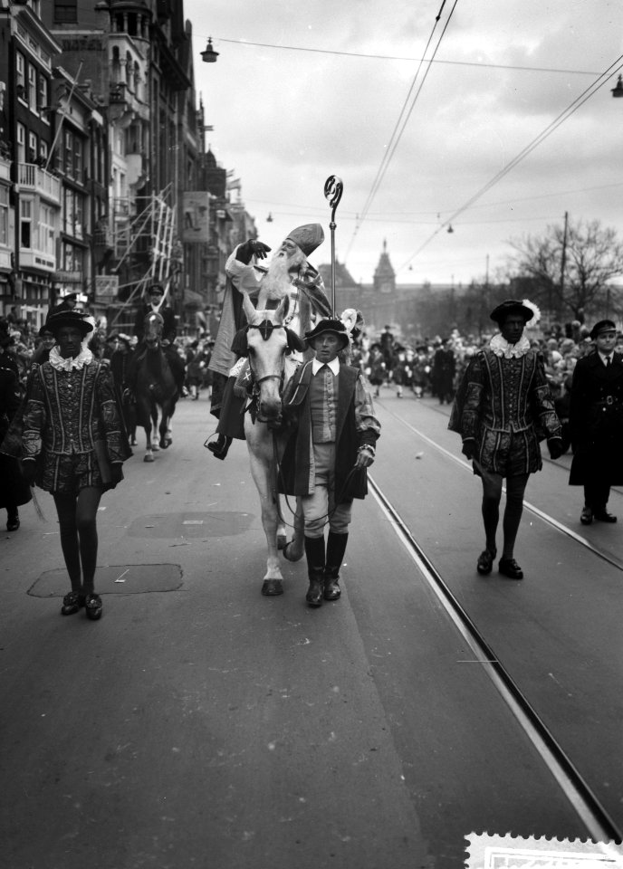 Sint Nicolaas tijdens de intocht op het Damrak, Bestanddeelnr 910-8221