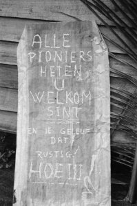 Sinterklaasviering. Bord met opschrift Pioniers heten u welkom Sint en ie geleu, Bestanddeelnr 451-5-4