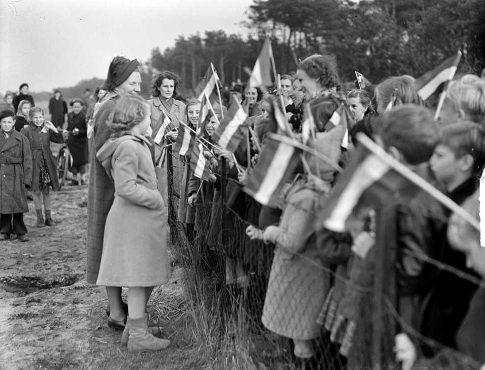 Sint Hubertusjacht bij Amersfoort jagermeester Prins Bernhard , koningin Juliana, Bestanddeelnr 903-6957