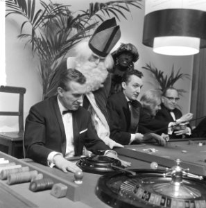 Sint bezoek gebracht aan Badhotel te Zandvoort, Sint Nicolaas laat zich het spel, Bestanddeelnr 917-1832