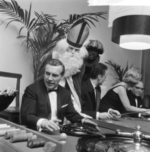 Sint bezoek gebracht aan Badhotel te Zandvoort, de Sint aan de speeltafel, Bestanddeelnr 917-1841