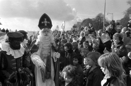 Sint Nicolaas temidden van kinderen, Bestanddeelnr 926-8259