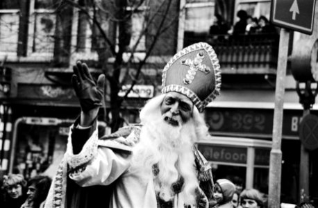 Sinterklaas wuift naar het publiek, Bestanddeelnr 930-5456