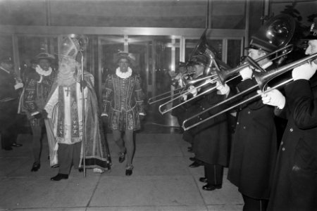Sinterklaas vertrok uit Amsterdam, vertrek bij Hiltonhotel rechts Amsterdamse po, Bestanddeelnr 919-8561