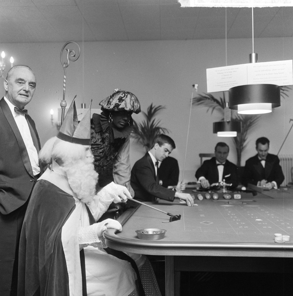 Sint bezoek gebracht aan Badhotel te Zandvoort, de Sint aan de speeltafel, Bestanddeelnr 917-1842