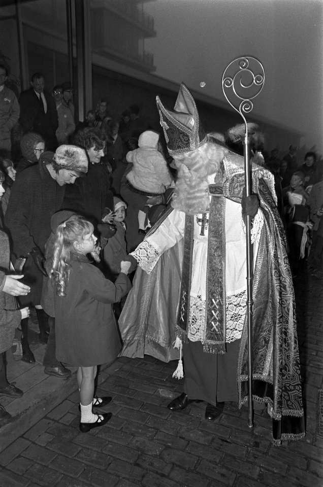 Sinterklaas vertrok uit Amsterdam, vertrek bij Hiltonhotel rechts Amsterdamse po, Bestanddeelnr 919-8562