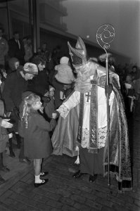 Sinterklaas vertrok uit Amsterdam, vertrek bij Hiltonhotel rechts Amsterdamse po, Bestanddeelnr 919-8562