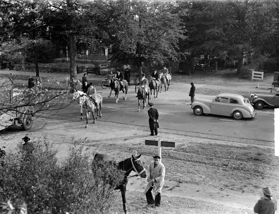Sint Hubertusjacht bij Amersfoort jagermeester Prins Bernhard, koningin Juliana , Bestanddeelnr 903-6962