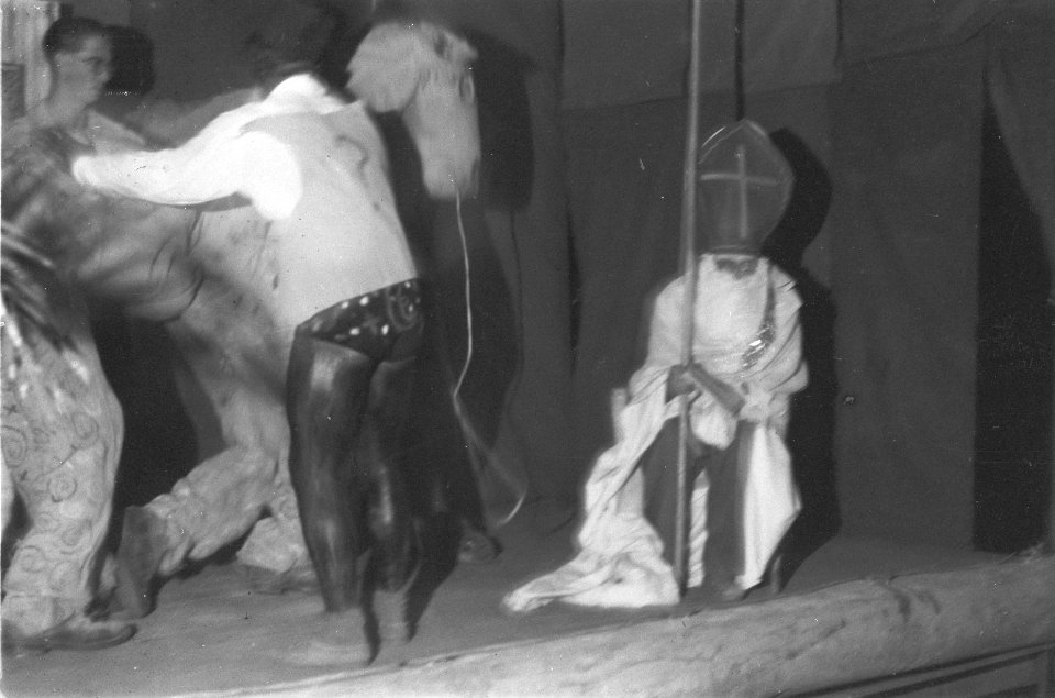 Sinterklaas zit op een podium, terwijl Piet bij een paard staat, Bestanddeelnr 114-1-2