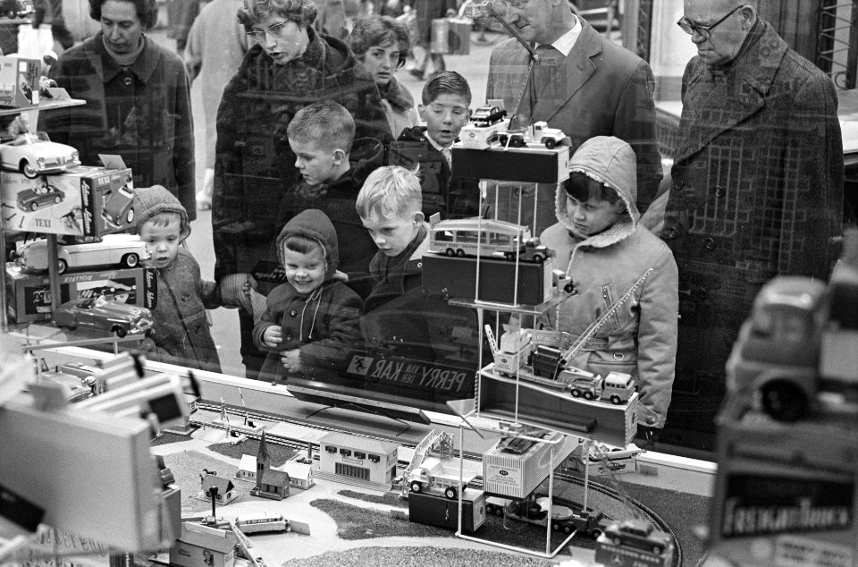 Sint Nicolaas etalages in Amsterdam Kinderen kijken naar de etalages, Bestanddeelnr 913-2134